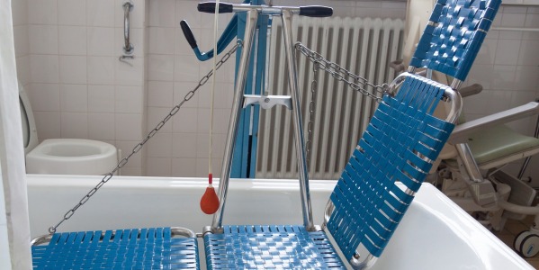 Baño para personas con movilidad reducida: sillas de ducha y otras adaptaciones necesarias 